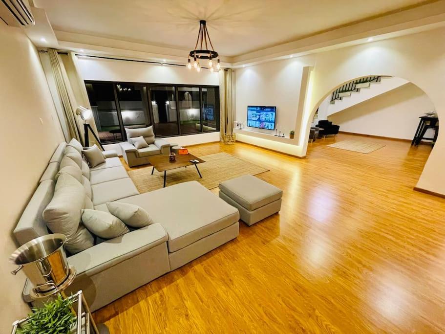 The VIlla DUBAI في دبي: غرفة معيشة مع أريكة وطاولة