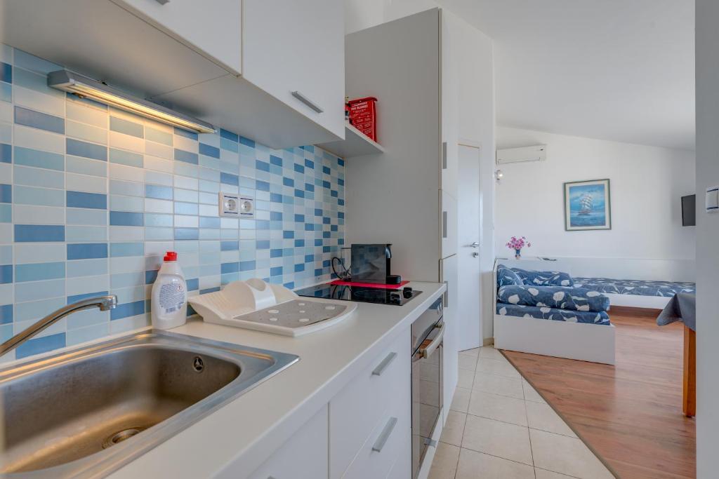 Kuchyň nebo kuchyňský kout v ubytování Pikolo Apartments Omiš
