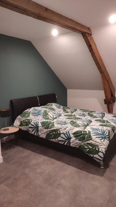 una camera da letto con letto in mansarda di Gîte paisible en campagne 