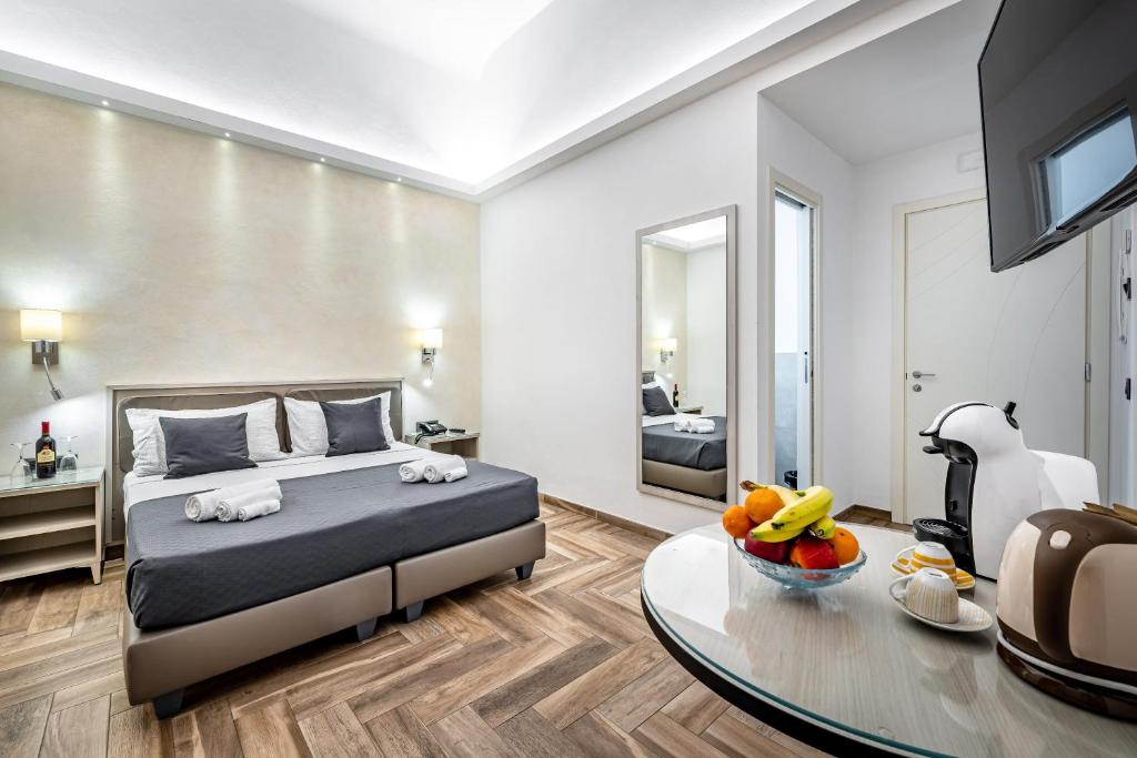 フィレンツェにあるB＆B ロレンツォ デ メディチのベッドルーム1室(ベッド1台、ガラス張りのテーブル付)