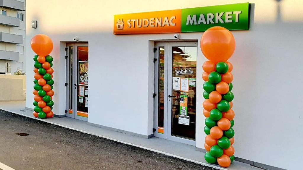 Supermarket alebo iný obchod pri apartmáne alebo v okolí
