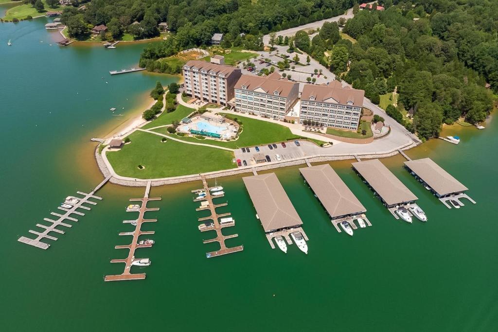 una vista aérea de un puerto deportivo con barcos en el agua en The Lake Condo, en Huddleston