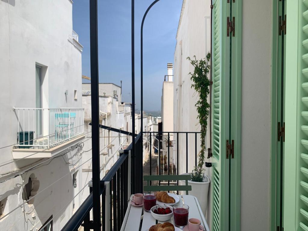 A balcony or terrace at DOMUS OTIUM OSTUNI - Tiny House