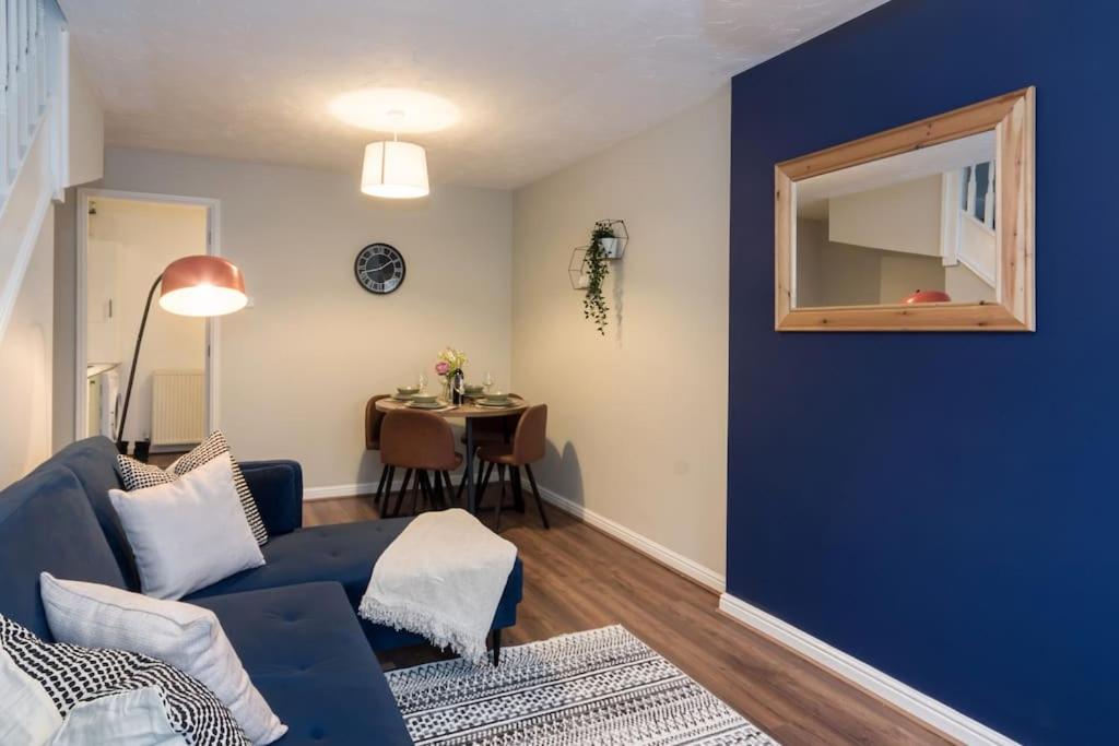 sala de estar con sofá y pared azul en Stylish two bedroom home SHEFFIELD, en Sheffield