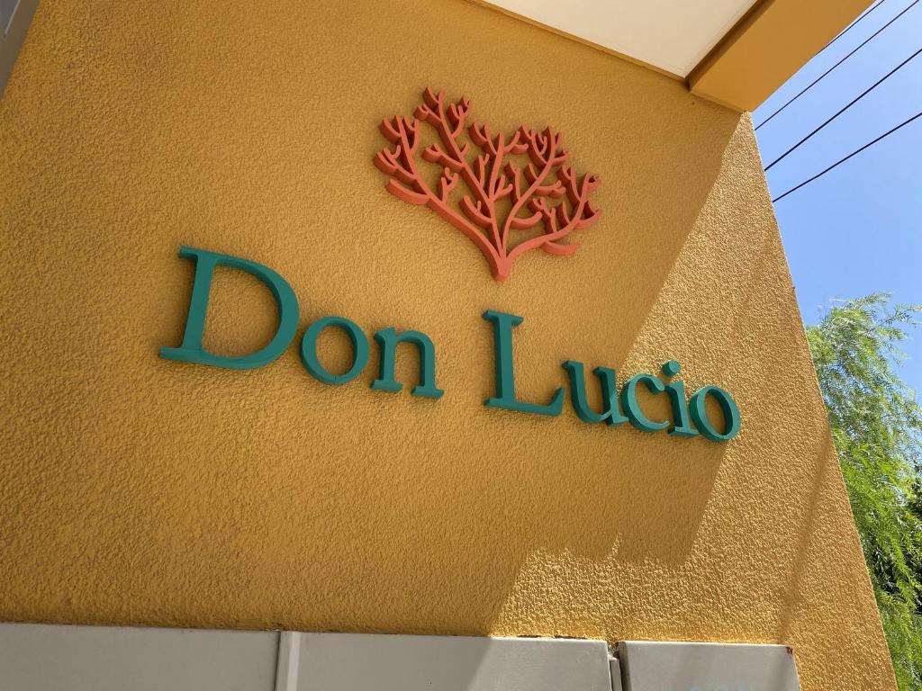 una señal en el lateral de un edificio en DON LUCIO en San Juan
