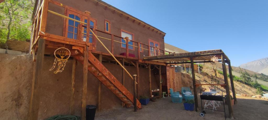 un edificio con un tren a un lado. en Cabaña Hojitas de Laurel con Vista Panorámica, en Pisco Elqui