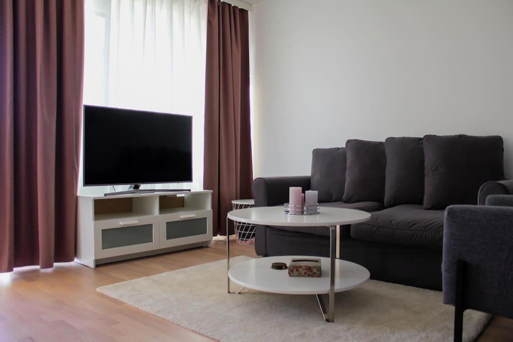 TV a/nebo společenská místnost v ubytování Modern apartment with Sauna, near Transit Hub/Dixi