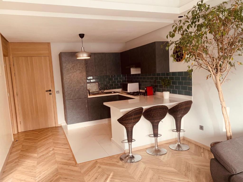 Spacious NEW 1-bedroom unit in DOWNTOWN w Terrace and free Parking - Apartment With Balcony