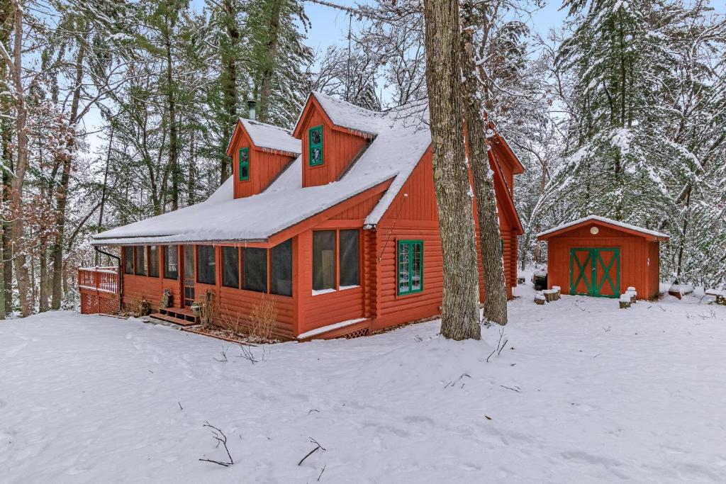 MaustonにあるLemonweir Lodgeの雪の森の小屋