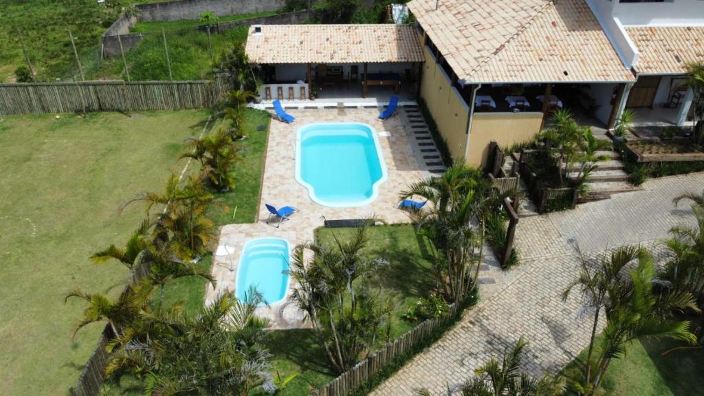 an aerial view of a house with a swimming pool at Pousada Vale do Parque in Cunha