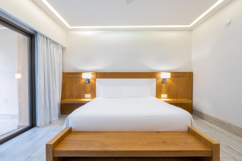 Cama ou camas em um quarto em Izla Beach Front Hotel