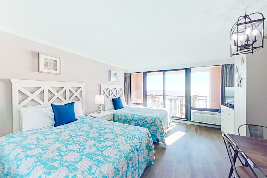 Cette chambre dispose de deux lits et d'un balcon. dans l'établissement Caravelle Resort #622, à Myrtle Beach