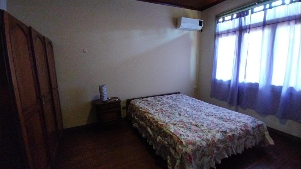 1 dormitorio con cama y ventana en Revivir "LA CASA DE LOS ABUELOS" en Montecarlo