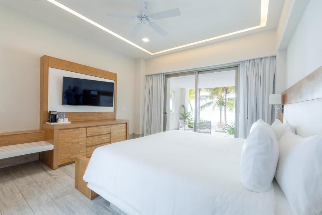 Uma TV ou centro de entretenimento em Izla Beach Front Hotel