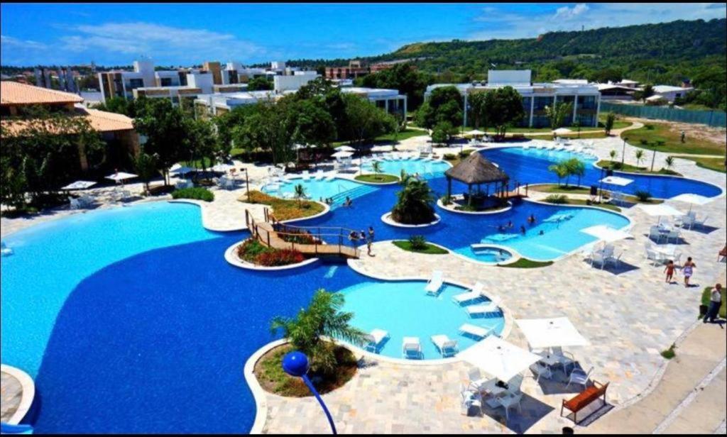 una vista aérea de una gran piscina de agua azul en ILOA Condomínio Resort Barra de São Miguel, en Barra de São Miguel