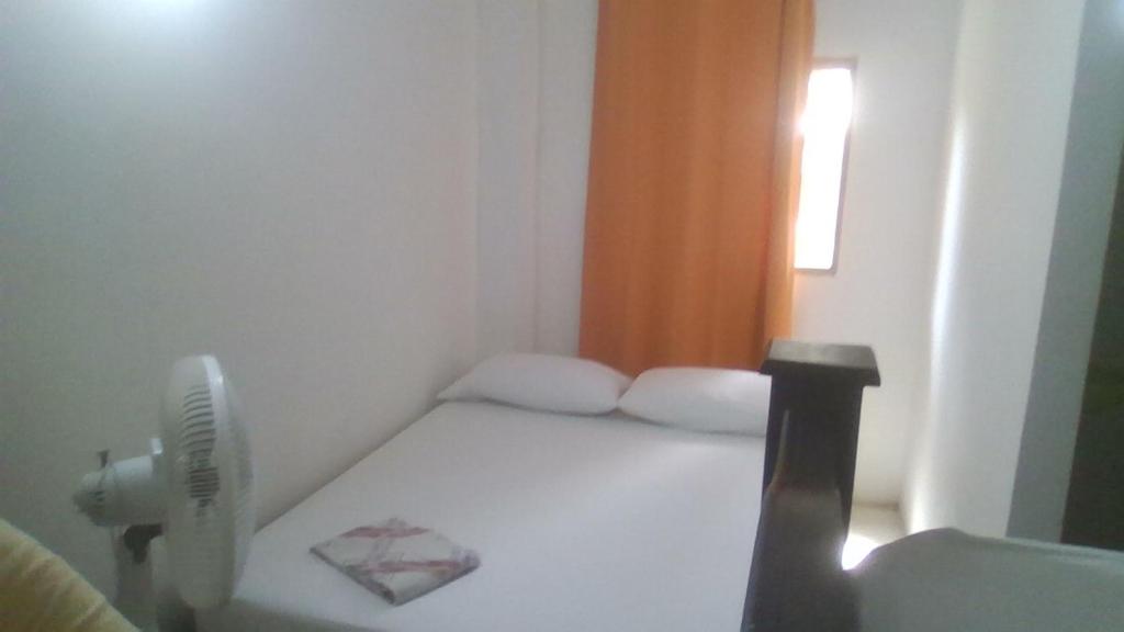 Una cama o camas en una habitación de Hostal Paloma Café