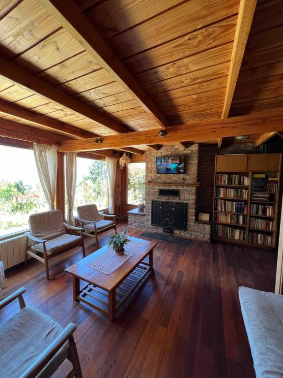 sala de estar con mesa y chimenea en Casa Otto en San Carlos de Bariloche