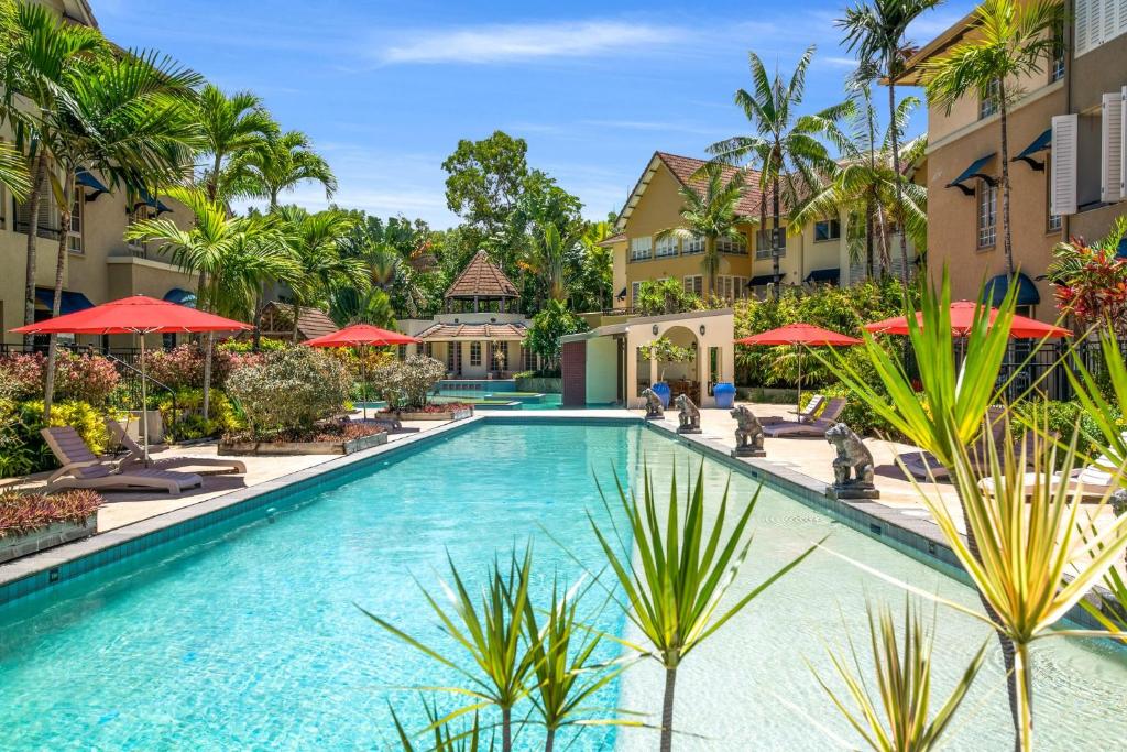 ein Bild eines Pools in einem Resort in der Unterkunft The Lakes Resort Cairns in Cairns