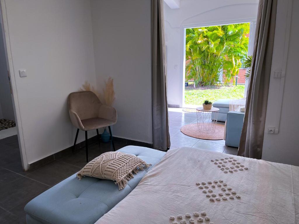 Postel nebo postele na pokoji v ubytování Logement paisible jacuzzi jardin privatif climatisation