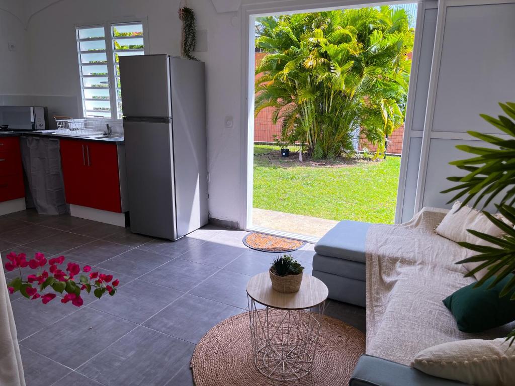 Kuchyň nebo kuchyňský kout v ubytování Logement paisible jacuzzi jardin privatif climatisation