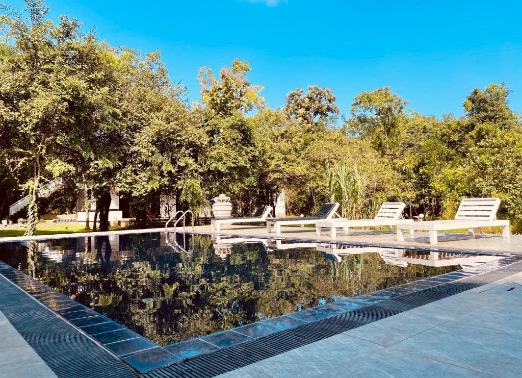 Bazén v ubytování Hotel Sigiriya Kele nebo v jeho okolí