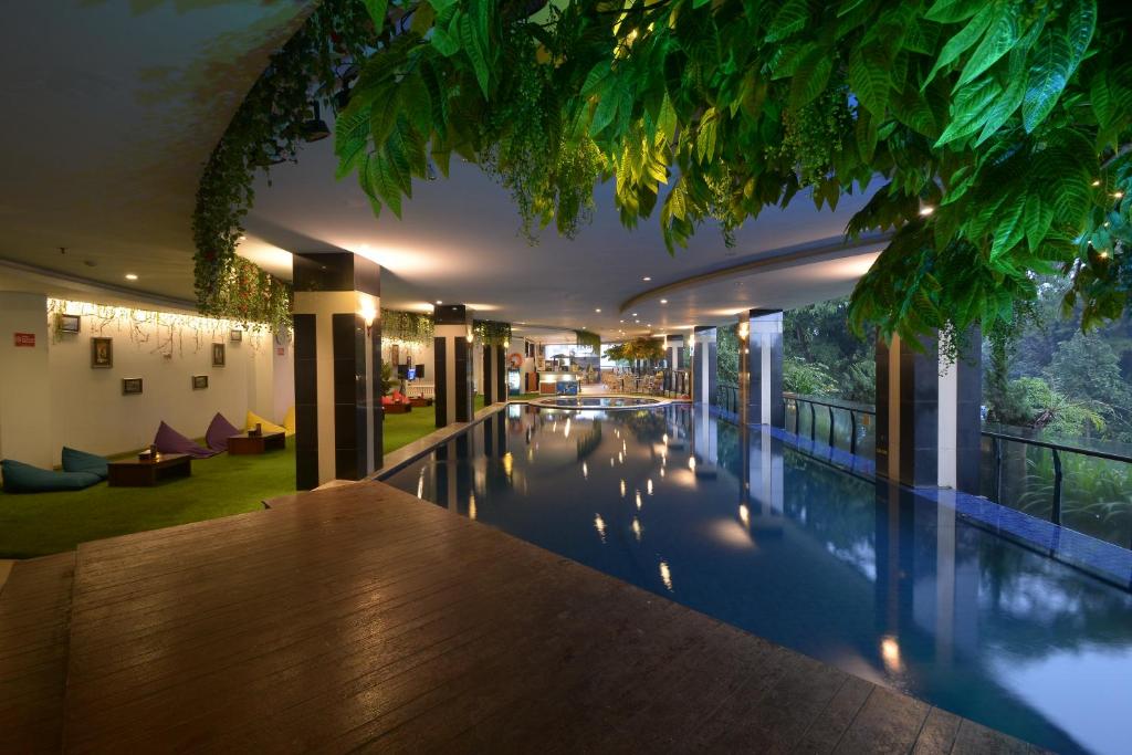 Bazén v ubytování Grand Savero Hotel Bogor nebo v jeho okolí