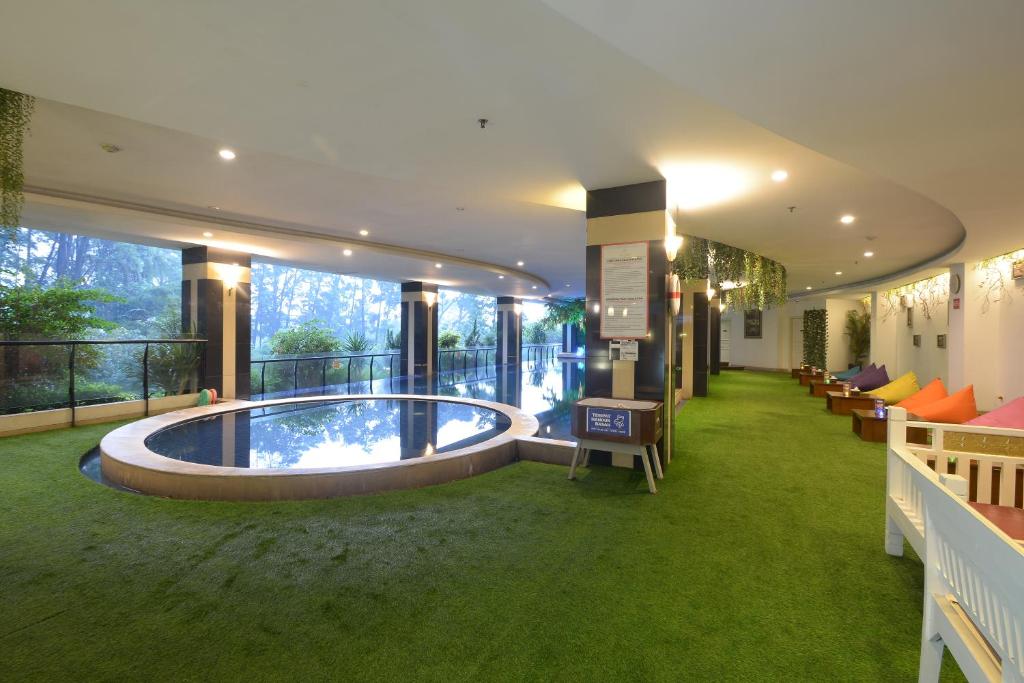 Bazén v ubytování Grand Savero Hotel Bogor nebo v jeho okolí