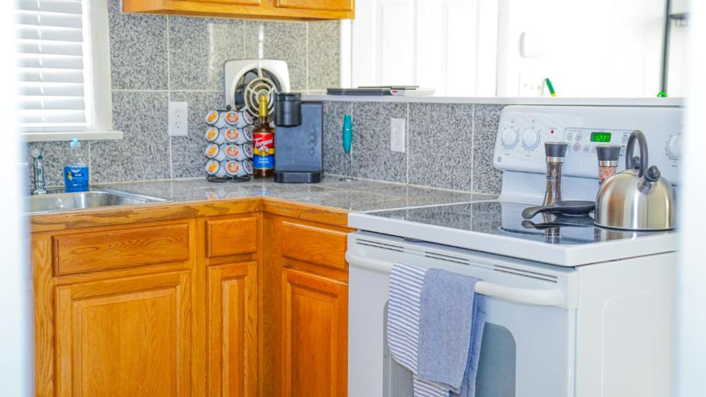 een keuken met een wit fornuis en een wastafel bij Relaxing 4BR Holiday Retreat Large, Cozy & Close to Airport in Columbus