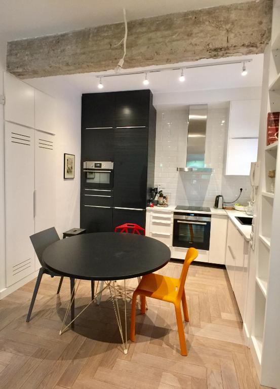 Kuchyň nebo kuchyňský kout v ubytování Vibrant Urban Chic Apartment