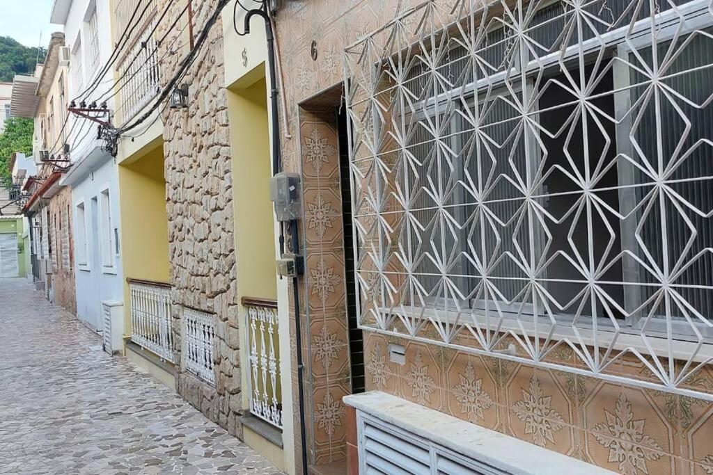 un callejón con un edificio con una pared estampada en Casa em Vila Isabel, en Río de Janeiro