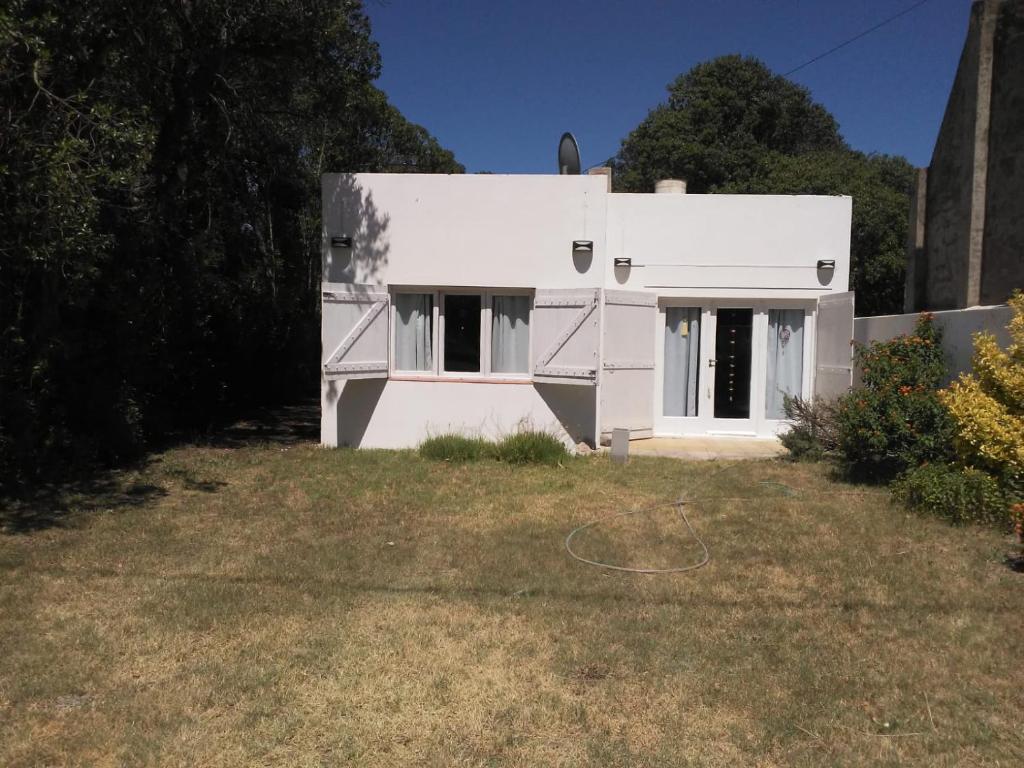 una casa blanca sentada en la parte superior de un patio en Casa Balneario Orense en 