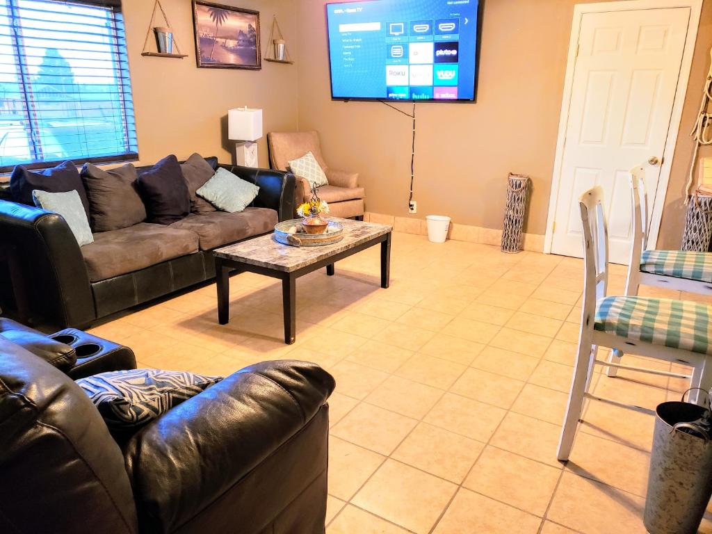 sala de estar con sofá y mesa en White Sands Oasis en Alamogordo
