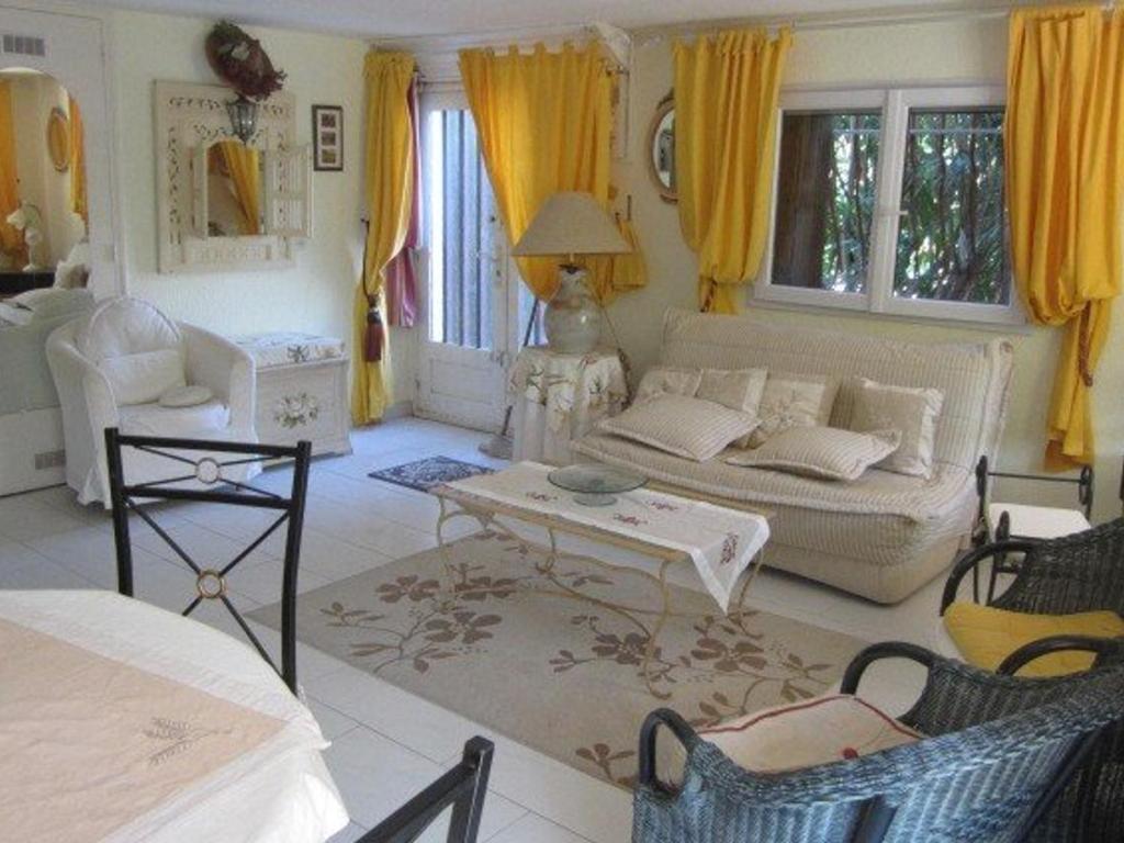 un salon avec un canapé et une table dans l'établissement Appartement cosy avec terrasse et parking, à 2 pas de la plage de Saint-Clair - Ménage inclus - FR-1-251-12, au Lavandou