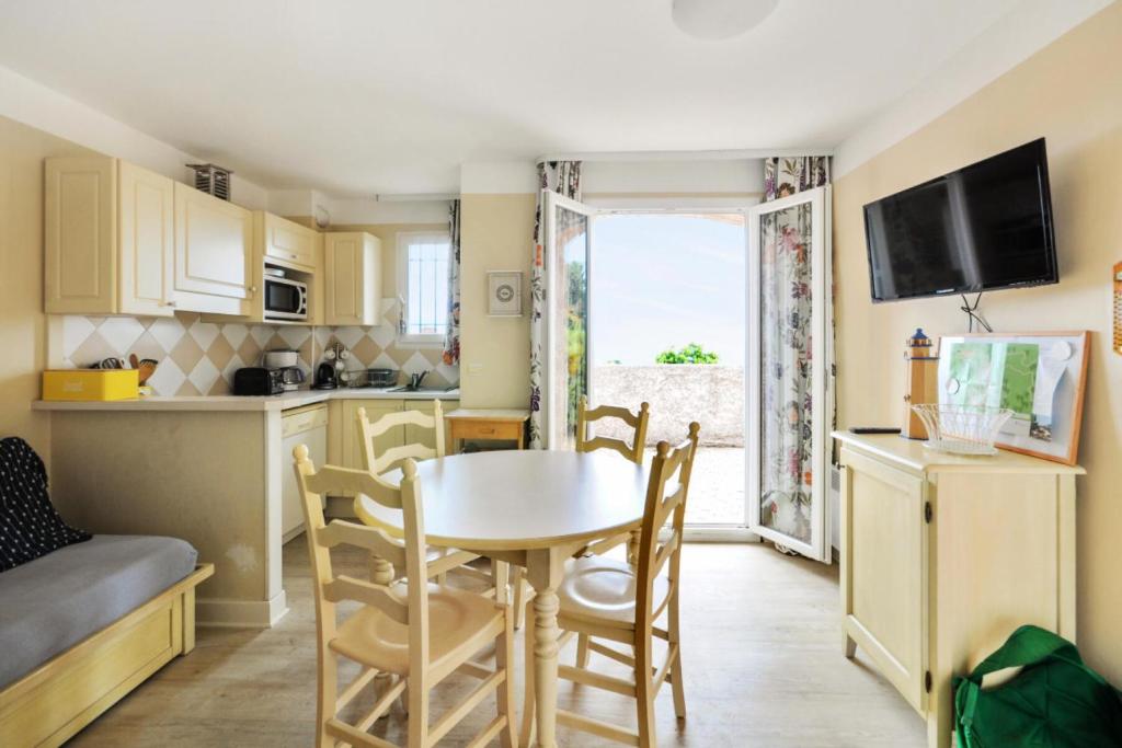 une cuisine et une salle à manger avec une table et des chaises dans l'établissement Les Issambres Bellevue - maeva Home - 2 Pièces 5 Personnes Sélection MAE-4233, aux Issambres