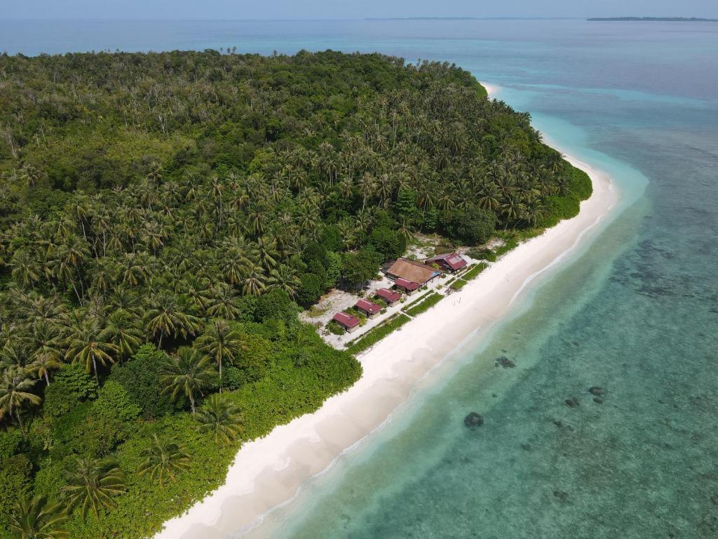 an island with a resort in the middle of the ocean at Ira Bungalows Pulau Banyak in Alaban