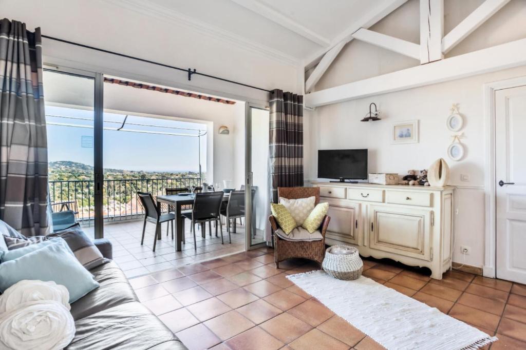 un salon avec un canapé et une table dans l'établissement Les Bastides aux Restanques du Golfe de St Tropez - maeva Home - Bastide 4 pièces 8 personnes belle vue mer - Prestige - Super Home MAE-4242, à Grimaud