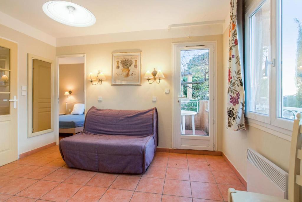 a room with a ottoman in the middle of a room w obiekcie Les Issambres Corniche - maeva Home - Appartement 2 pièces 5 personnes Confort MAE-1353 w mieście Les Issambres
