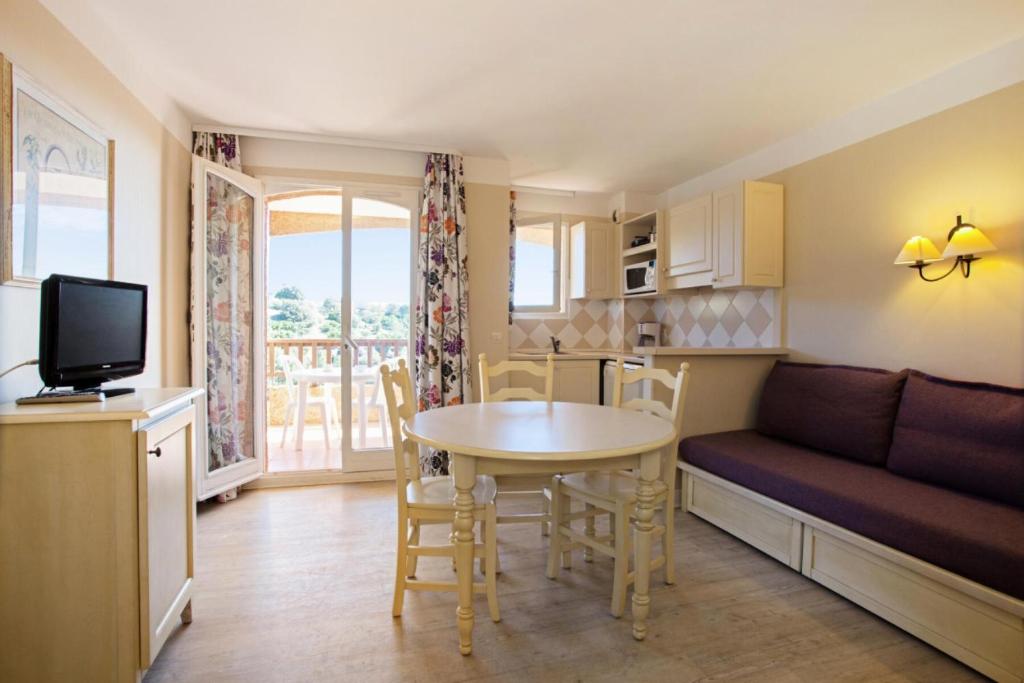 une cuisine et un salon avec un canapé et une table dans l'établissement Les Issambres Bellevue - maeva Home - Appartement 3 pièces 6 personnes - Confort MAE-1364, aux Issambres