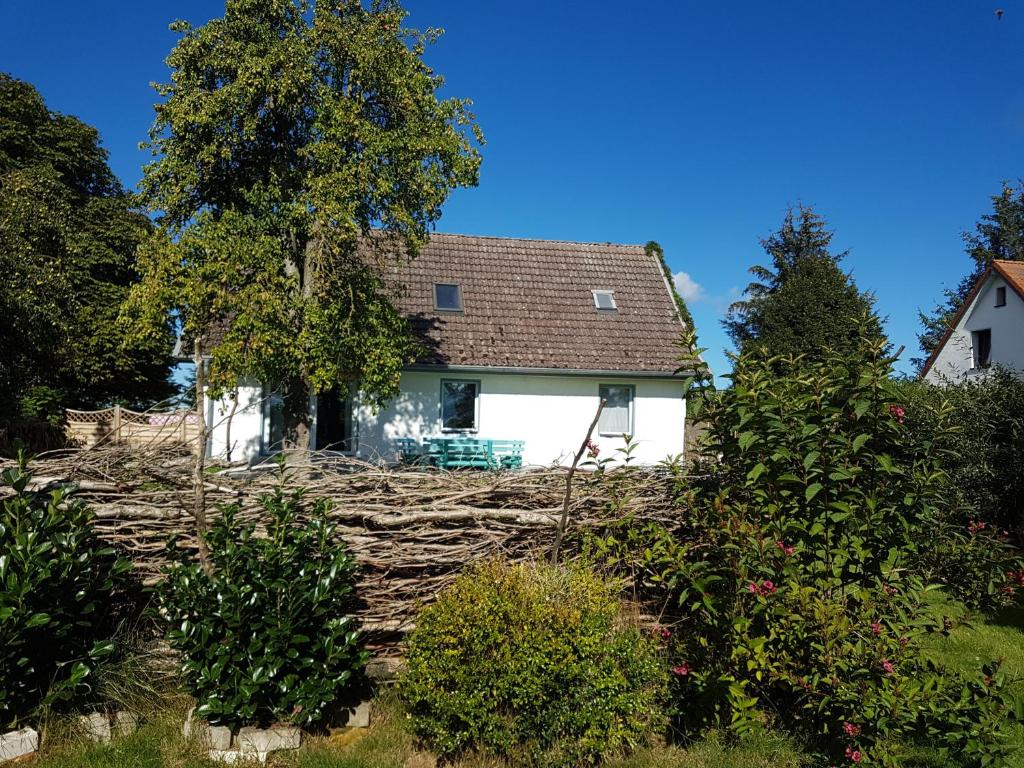 a house with a log fence in front of it at Gästehaus Storchenhof in Niepars