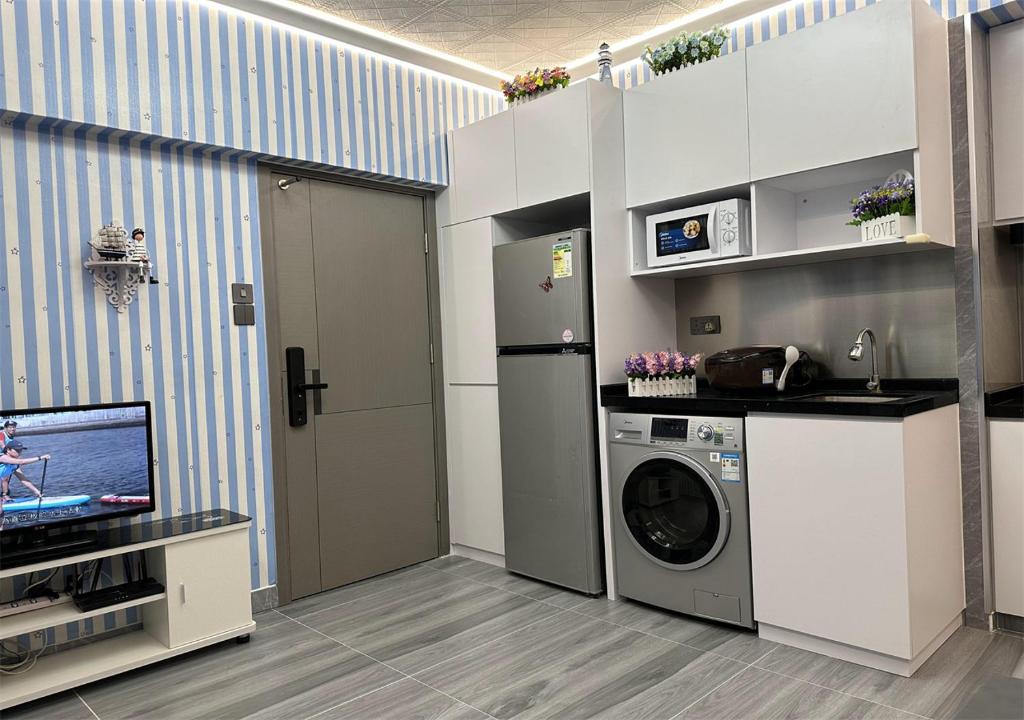 Kuchyň nebo kuchyňský kout v ubytování 3BR Romantic apt, 2mins MTR, 8pax