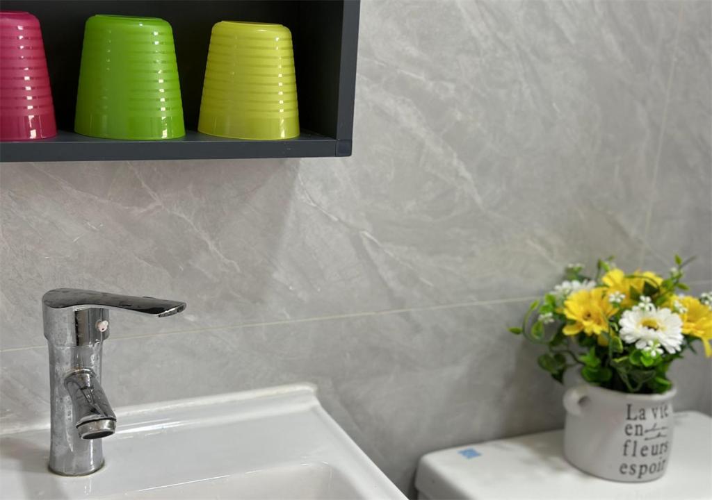 Koupelna v ubytování 3BR Romantic apt, 2mins MTR, 8pax