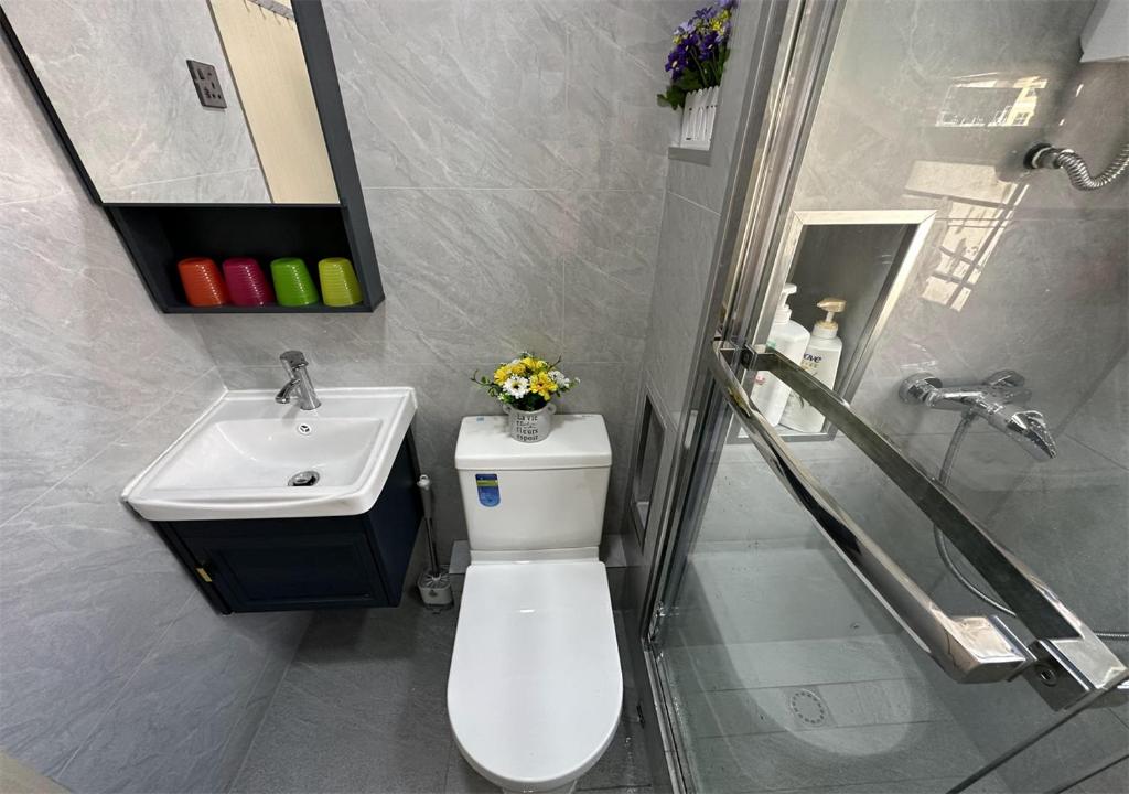 Koupelna v ubytování 3BR Romantic apt, 2mins MTR, 8pax