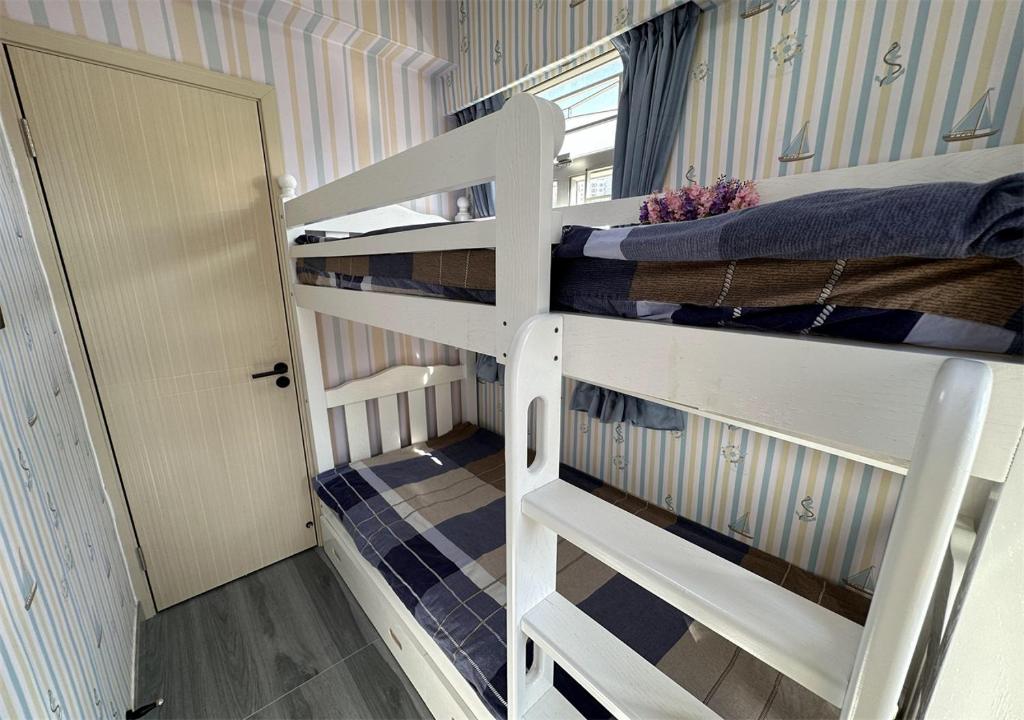 Palanda nebo palandy na pokoji v ubytování 3BR Romantic apt, 2mins MTR, 8pax