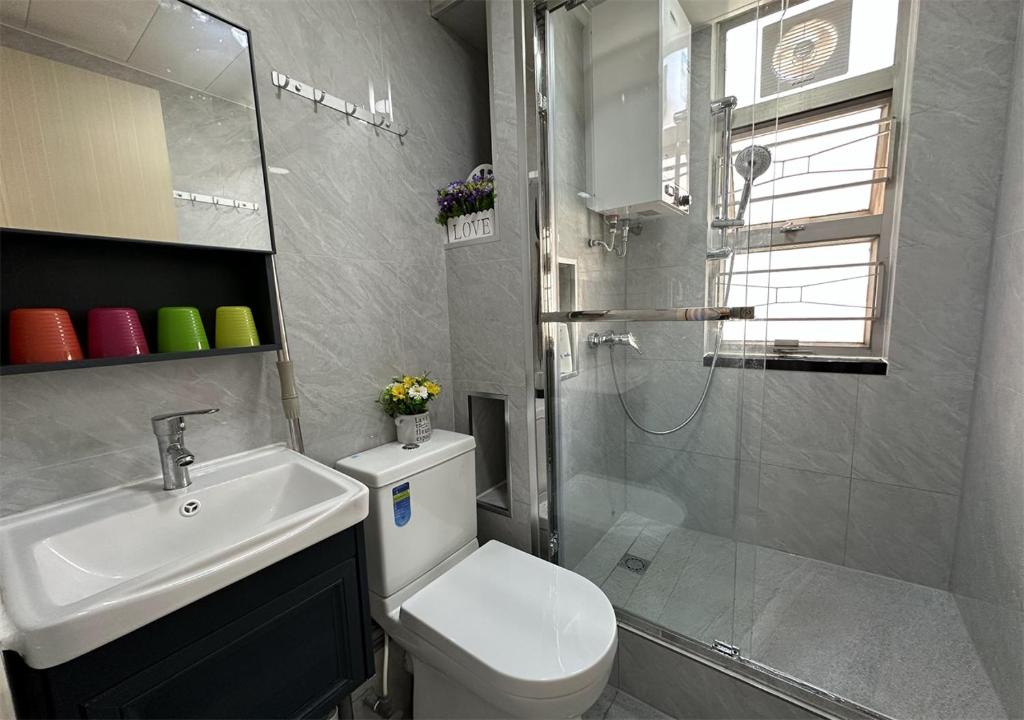 Koupelna v ubytování 3BR Romantic apt, 2mins MTR, 8pax