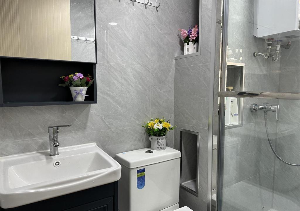 Koupelna v ubytování 3BR Romantic apt, 2mins MTR, 8pax