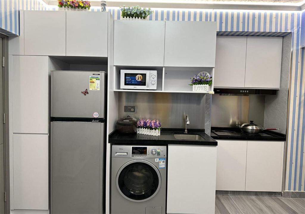 Kuchyň nebo kuchyňský kout v ubytování 3BR Romantic apt, 2mins MTR, 8pax