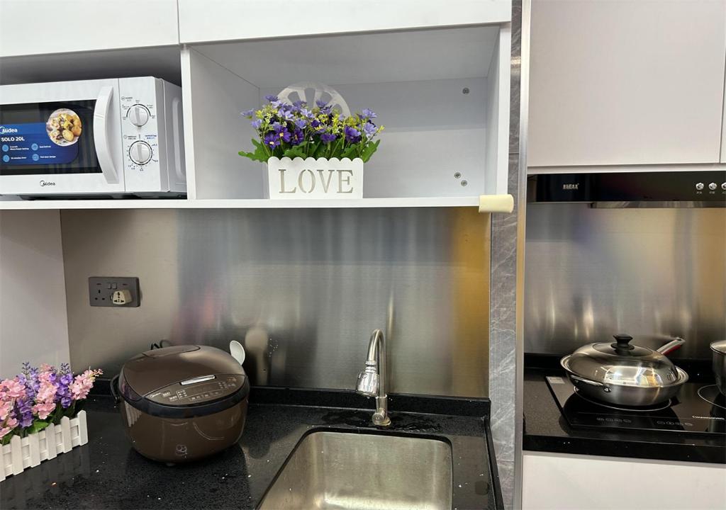 Kuchyň nebo kuchyňský kout v ubytování 3BR Romantic apt, 2mins MTR, 8pax
