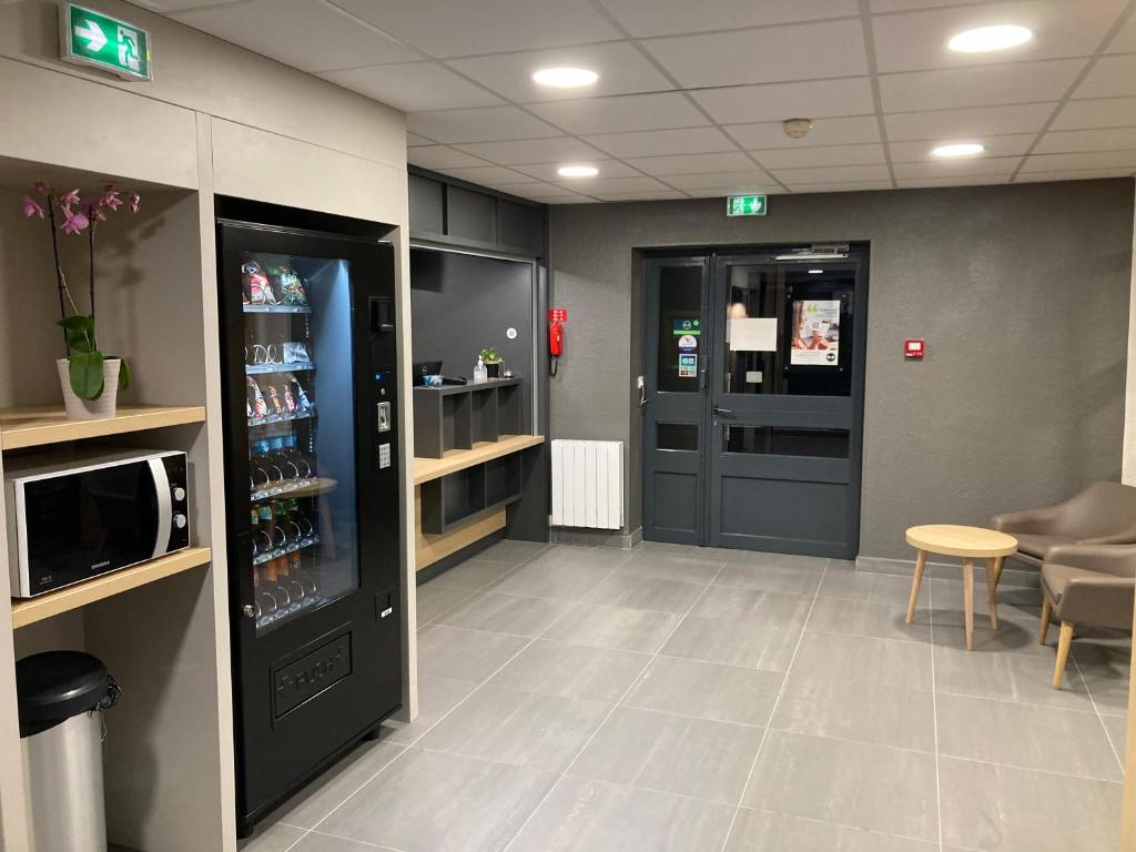 Kuchyň nebo kuchyňský kout v ubytování B&B HOTEL Le Tréport Friville