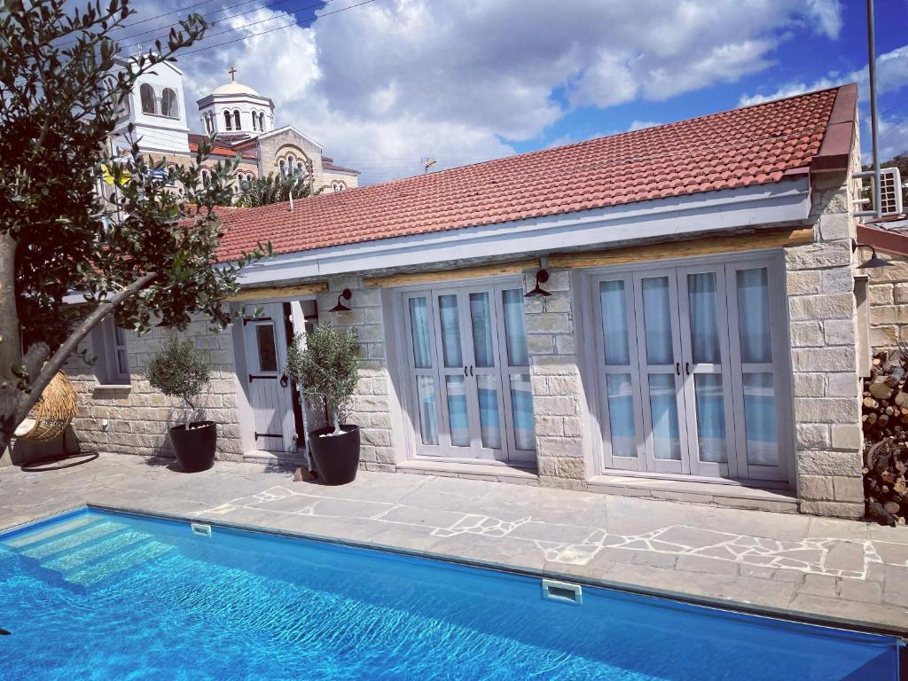 dom z basenem obok budynku w obiekcie Fig&Olive Luxury one bedroom boutique in Pachna w mieście Limassol