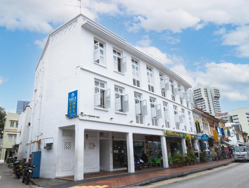 un edificio blanco en la esquina de una calle en The Assembly Place, Hotel at Veerasamy en Singapur